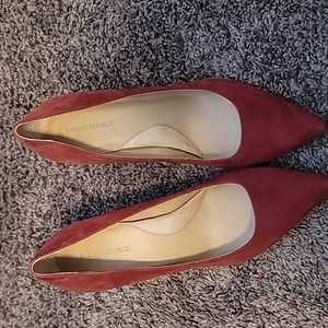 Banana Republic maroon pump